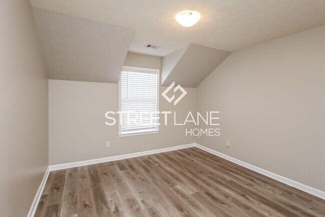 Building Photo - NOW OFFERING FIRST FULL MONTH FREE!