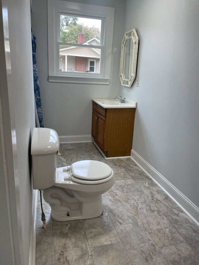 Building Photo - Charming 2-Bedroom Oasis with Full Bath in Pelzer's Heart!