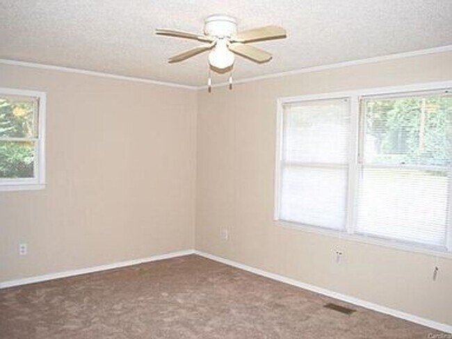 Building Photo - great neighbourhood, spacious 2248 hart rd