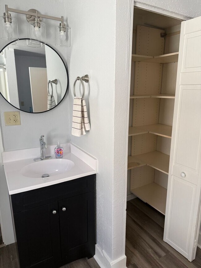 Building Photo - Newly Updated Home in Downtown Middleton