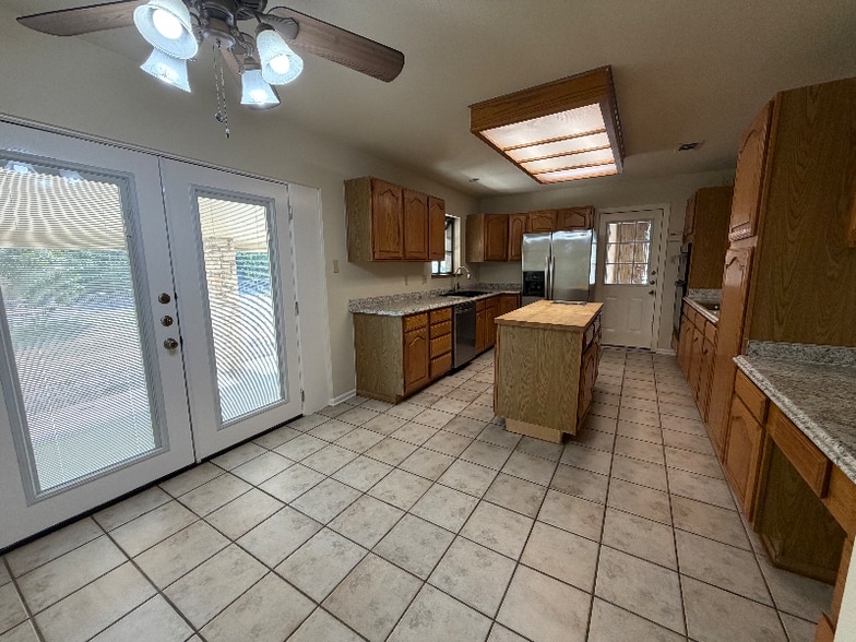 Building Photo - 1236 E Live Oak Rd