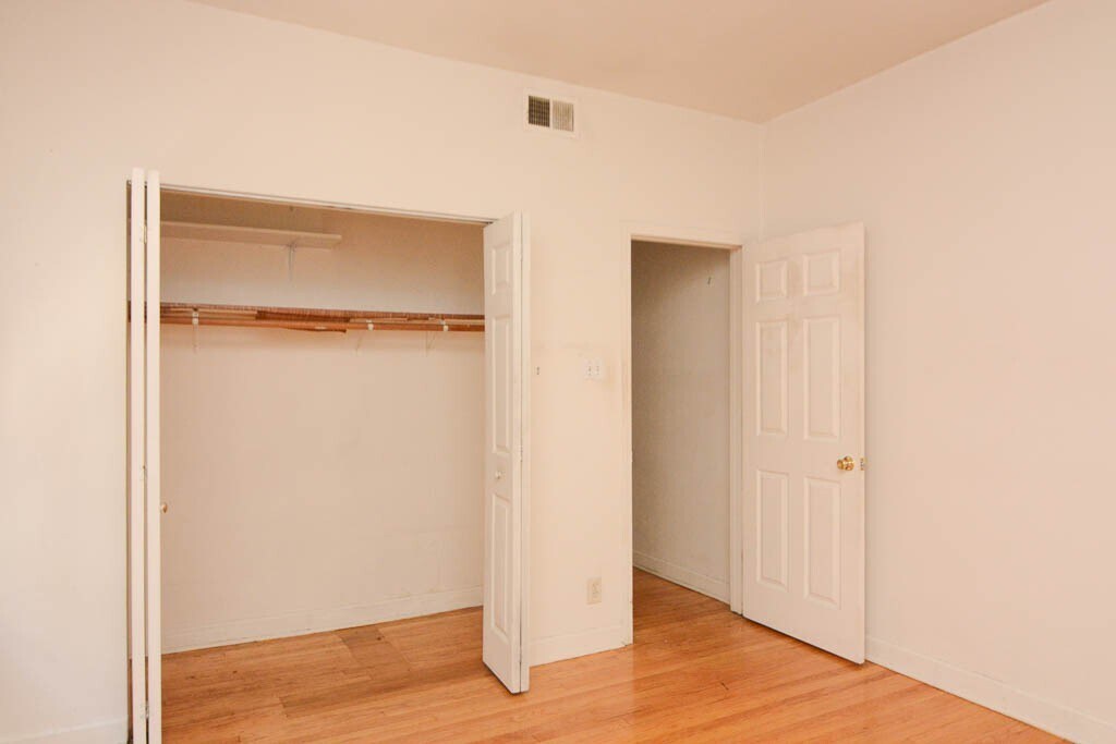 Building Photo - 2249 W Wilson Ave
