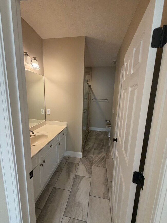Building Photo - Cozy Condo in Gardens at Gatewood!