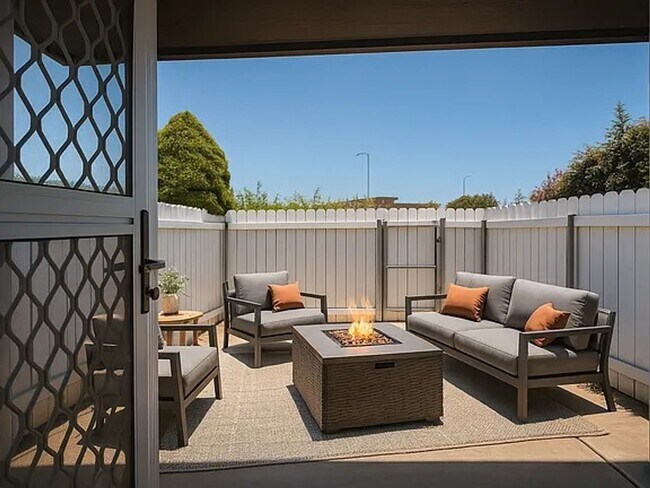 Building Photo - Stylish Meadow Springs Home Steps from the...