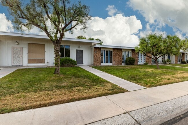 Building Photo - Updated condo in Sun City!