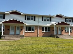 Building Photo - 2 Bedroom, 1.5 Bath Townhouse w/Garage in Camanche, IA
