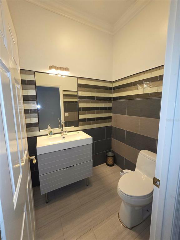 Building Photo - 7600 Debeaubien Dr