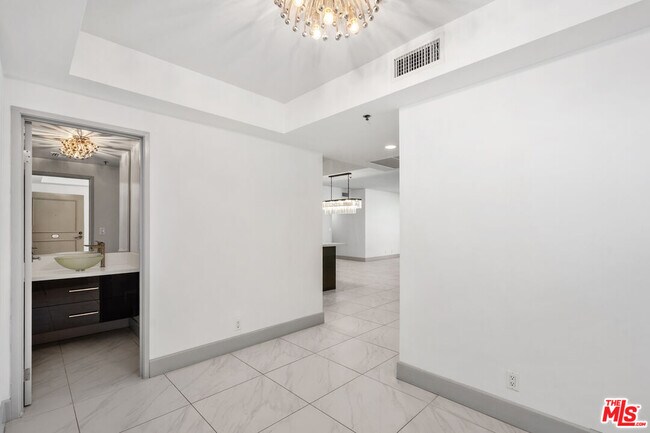 Building Photo - 10660 Wilshire Blvd