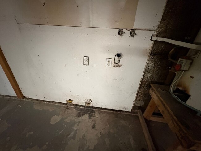 Building Photo - SE Tulare Home Near Shopping Center Rent Ready!