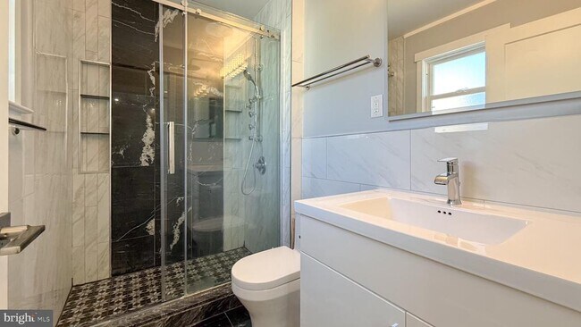 Building Photo - 10 Cedarbrook Dr