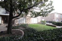 Building Photo - 2101 Fountain View Dr