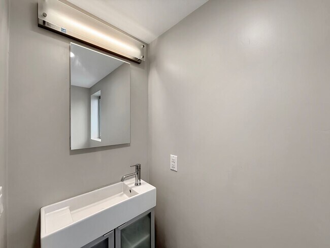 Building Photo - SD: Stunning 3BD/3.5BA Townhome in Ocean Beach with 2-Car Garage, Private Balcony & In-Unit Laundry