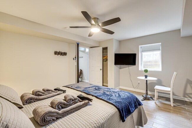 Building Photo - 6604 Oak St