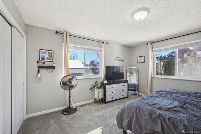 Building Photo - AVAILABLE OCTOBER! Wonderful 3 bed/2 bath ...
