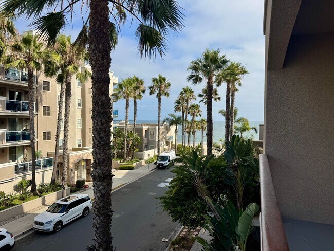 Building Photo - Gorgeous 3 Bed, 2 Bath Unit with Ocean Views