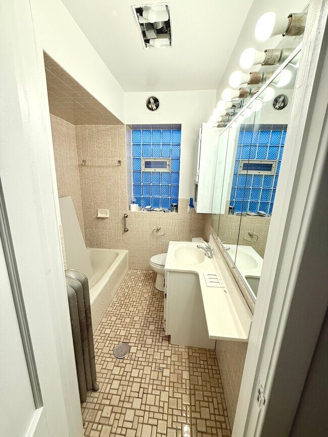 Building Photo - 4819 W Addison St