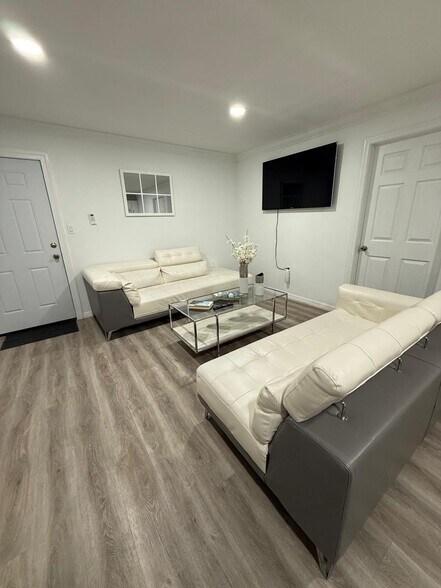 Building Photo - 2405 Roslyn Ln
