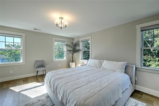 Building Photo - 137 Rosebriar Ave