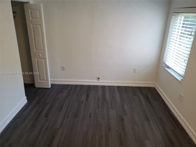 Building Photo - 1128 SW 21st Ave