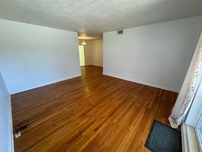 Building Photo - Pensacola - 2 bedroom, 2 bathroom w/ sunro...