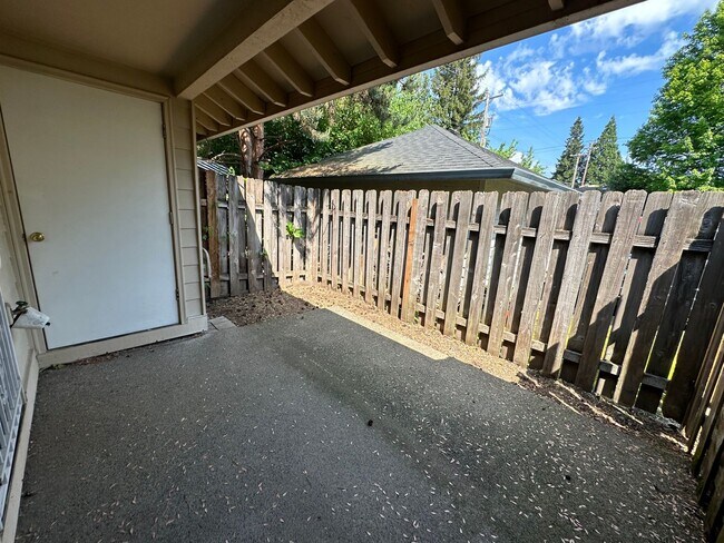 Building Photo - 762 SW 206th Pl