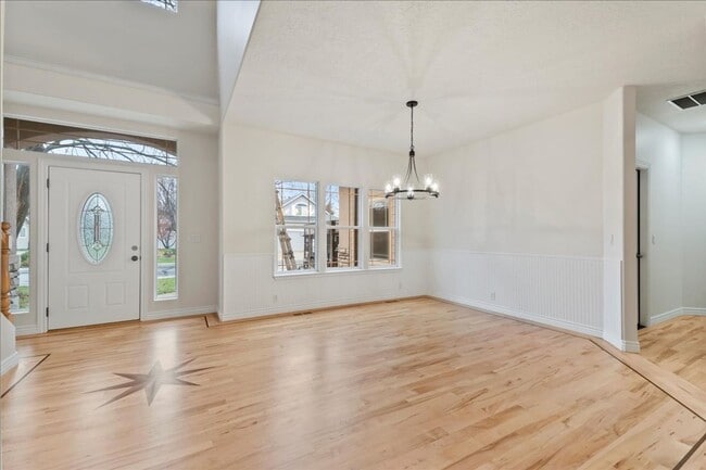 Building Photo - Quiet, Convenient, and Spacious 5 Bedroom 4 Bathroom Home