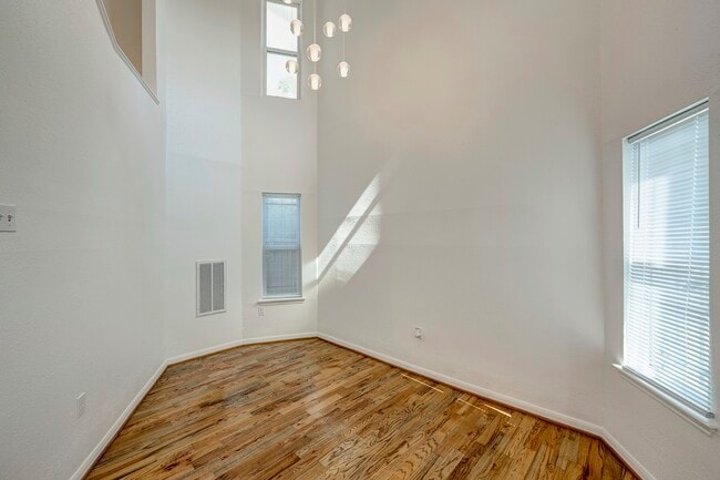 Building Photo - 1020 Heights Blvd
