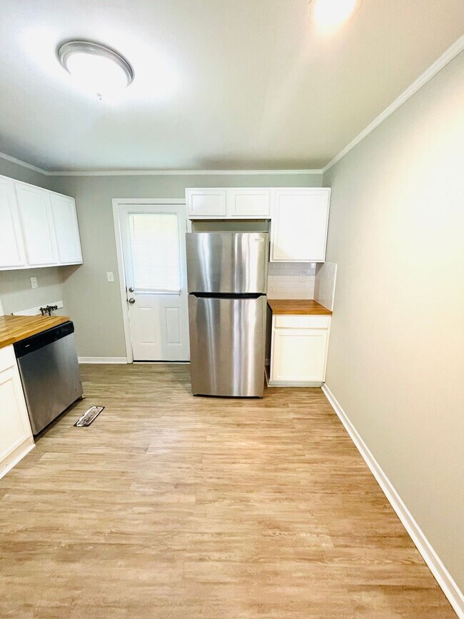 Building Photo - ** 3 Bed 2 Bath home in Forest Hills ** Ca...