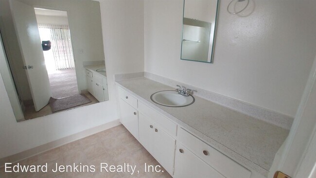 Building Photo - 12717 Cranbrook Ave