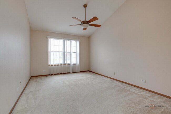 Building Photo - 614 Le Parc Cir