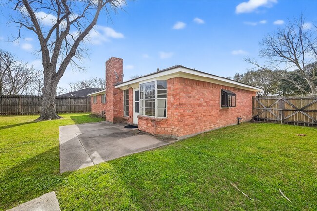 Building Photo - 2709 Lee Cir