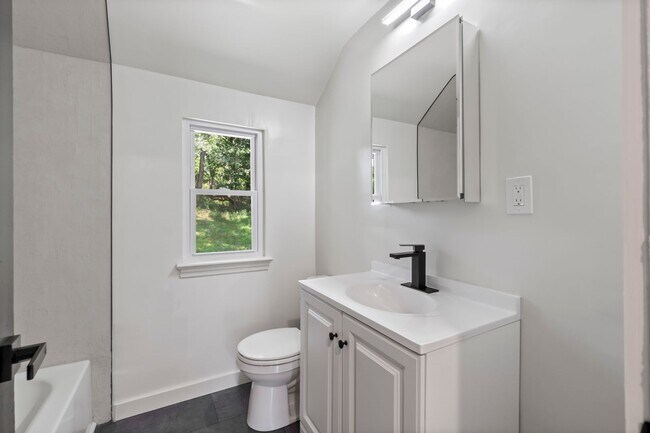 Building Photo - AVAILABLE NOW! RENOVATED 3-BEDROOM!