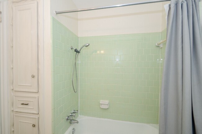 Building Photo - 701 Redan St