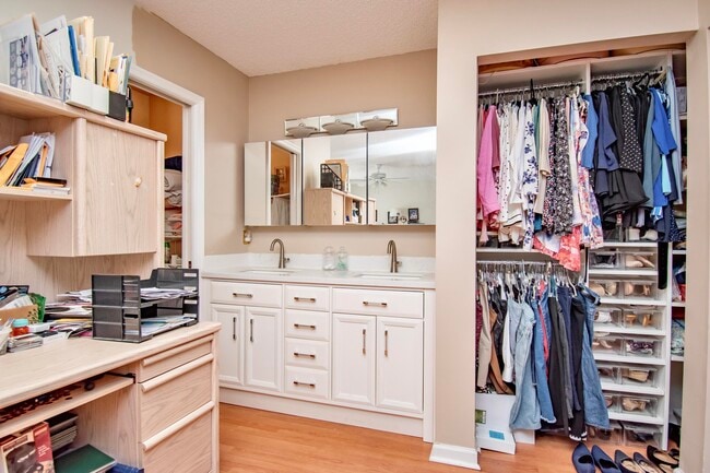 Building Photo - 6640 Thornhill Ct