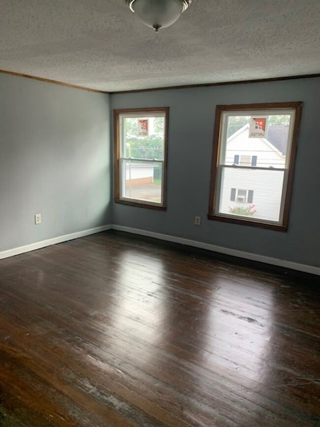 Building Photo - 463 N Forest St