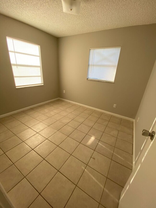 Building Photo - 2 Bedroom 1 Bath Duplex in Lakeland for RENT!