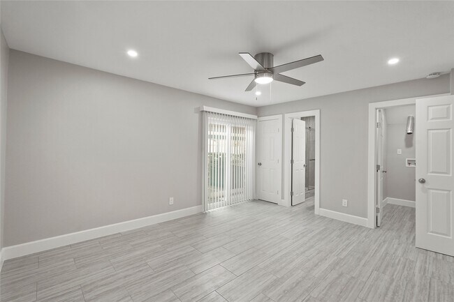 Building Photo - 2121 Fountain View Dr