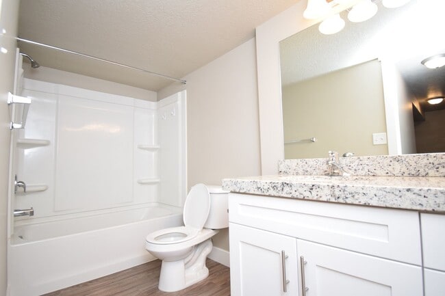 Building Photo - Charming 4 bed Sandy Home, with HOA in Fantastic Location!!!