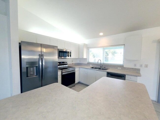 Building Photo - 1632 SE Chello Ln