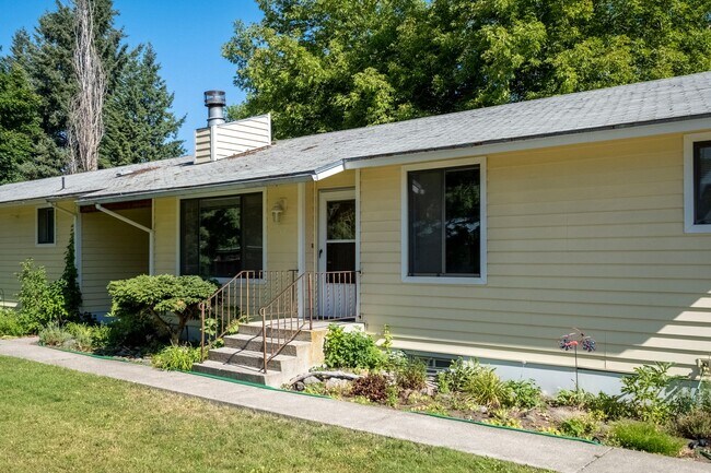 Building Photo - Cute Duplex in CDA