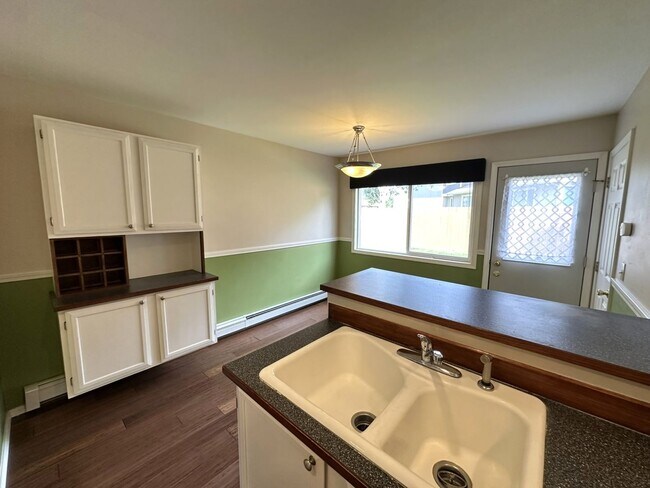 Building Photo - Beautiful 2 Bed 1.5 Bath Condo!