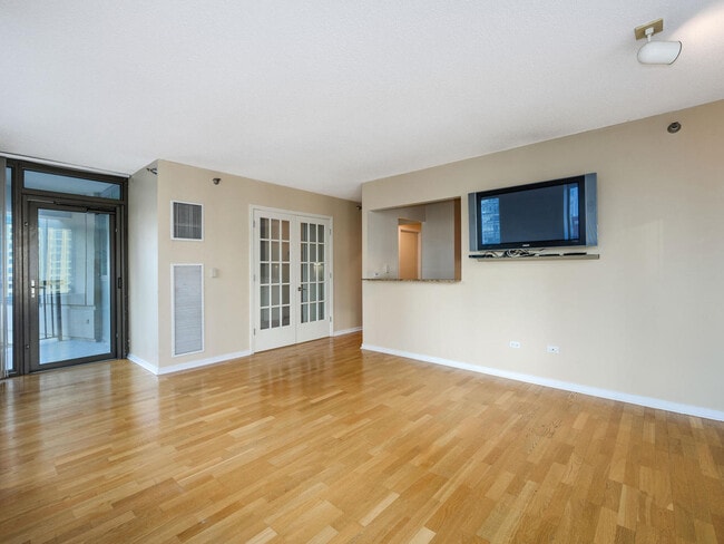 Building Photo - 400 N La Salle Dr
