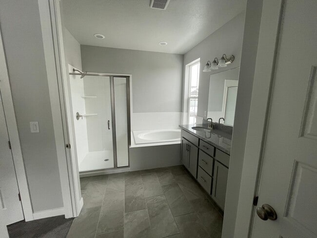 Building Photo - GORGOUS