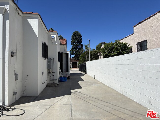 Building Photo - 920 Cochran Ave