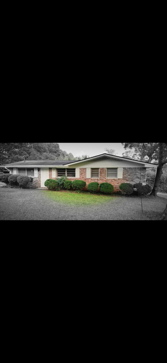 Building Photo - 2235 Dresden Dr