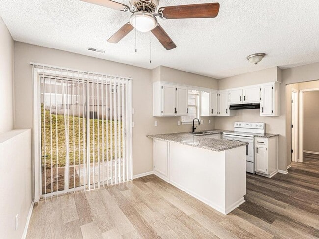 Building Photo - 810 SW Pinebrook Village Ct