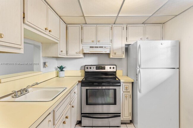 Building Photo - 5011 W Oakland Park Blvd