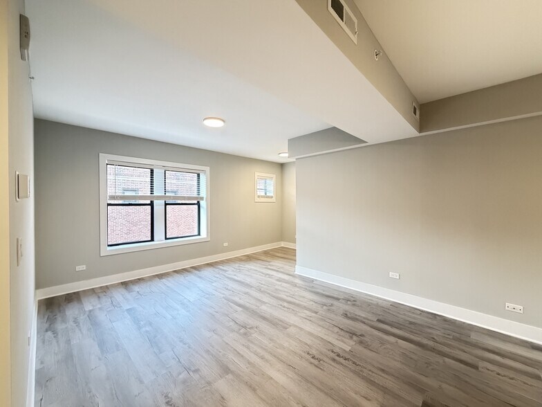 Building Photo - 1240 Oak Ave