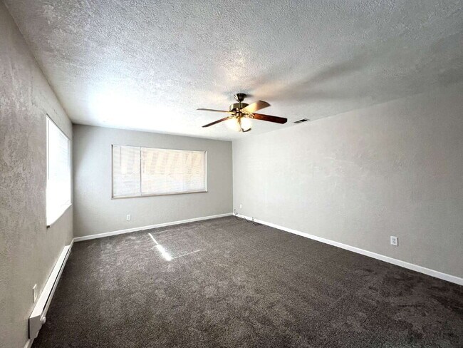 Building Photo - Charming West Side Upper-Level Duplex for ...