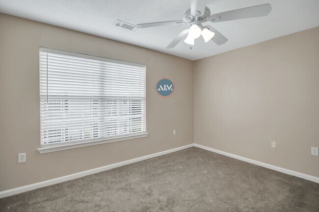 Building Photo - Beautiful Top Floor Villa in the Charming ...